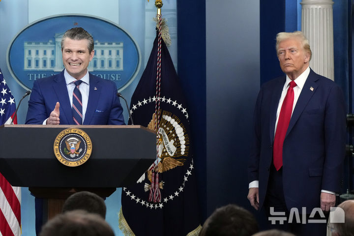 [워싱턴DC=AP/뉴시스] 피트 헤그세스 미국 국방장관(왼쪽)이 1월 30일 미국 워싱턴 백악관에서 도널드 트럼프 대통령과 여객기 추락 사고 관련 기자회견을 하고 있다. 그는 웨스트포인트 육사내의 DEI (다양성·형평성·포용성) 정책 폐지를 직접 지시했다. 2025.02.06.