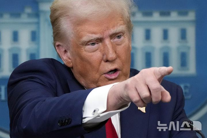 [워싱턴=AP/뉴시스] 도널드 트럼프 미국 대통령이 30일(현지 시간) 백악관에서 여객기-헬기 충돌 사고와 관련해 기자회견하고 있다. 트럼프 대통령은 이번 참사가 조 바이든 행정부 시절, 수준 미달의 인력들이 관제사가 되면서 발생했다며 전 정부의 책임을 주장했다. 2025.01.31.