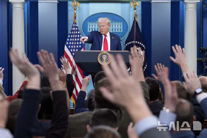 [워싱턴=AP/뉴시스] 도널드 트럼프 미국 대통령이 30일(현지 시간) 백악관에서 여객기-헬기 충돌 사고와 관련해 기자회견하고 있다. 트럼프 대통령은 이번 참사가 조 바이든 행정부 시절, 수준 미달의 인력들이 관제사가 되면서 발생했다며 전 정부의 책임을 주장했다. 2025.01.31.