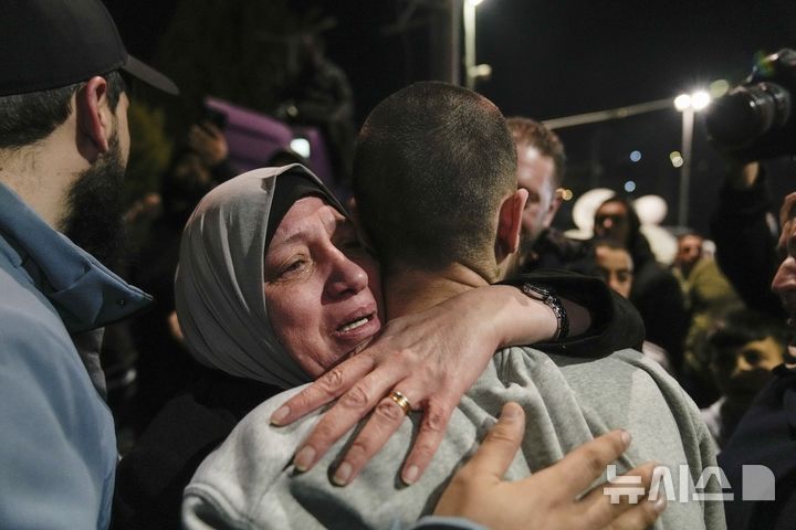 [라말라=AP/뉴시스] 이스라엘에서 풀려난 한 팔레스타인 수감자가 1월 30일 요르단강 서안지구 라말라에 도착해 가족과 재회하고 있다. 이날 하마스가 이스라엘인 3명과 태국인 5명 등 인질 8명을 석방했고 이에 따라 이스라엘은 팔레스타인 수감자 110명을 풀어줬다. 2025.02.04.