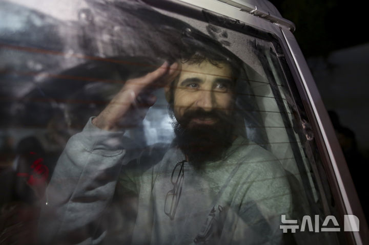 [가자지구=AP/뉴시스] 30일(현지 시간) 이스라엘과 하마스 간의 휴전 협정에 따라 이스라엘 감옥에서 석방된 팔레스타인인이 가자지구에 도착하고 있다. 2025.01.31.