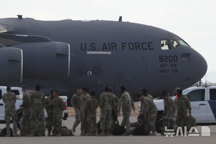 [엘패소=AP/뉴시스] 30일(현지 시간) 미 텍사스주 엘패소의 포트 블리스 기지에서 미군 관계자들이 불법 이민자들 이송을 준비하고 있다. 2025.01.31.