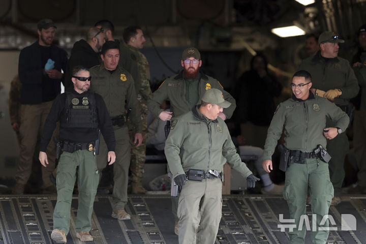 [엘패소=AP/뉴시스] 30일(현지 시간) 미 텍사스주 엘패소의 포트 블리스 기지에서 미군 관계자들이 불법 이민자들 이송을 준비하고 있다. 2025.01.31.