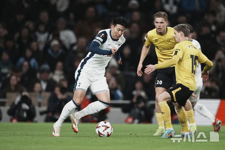 [런던=AP/뉴시스]유로파리그 뛰는 손흥민. 2025.01.30.