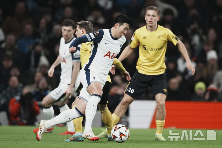 [런던=AP/뉴시스]유로파리그 뛰는 손흥민. 2025.01.30.