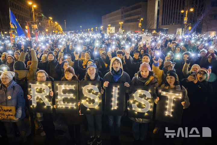 [베를린=AP/뉴시스] 30일(현지 시간) 독일 베를린에서 시위대가 제1야당인 기독교민주연합(CDU) 당사 앞에 모여 전날 CDU가 극우 정당인 '독일을 위한 대안'(AfD)과 협력해 이민 정책 강화 결의안을 통과한 것에 항의하고 있다. 독일 정부는 최근 국경 이민단속을 강화해 경찰 업무과중을 불고 있다고 경찰노조가 5월19일 항의했다. 2025. 05. 20.&nbsp; 