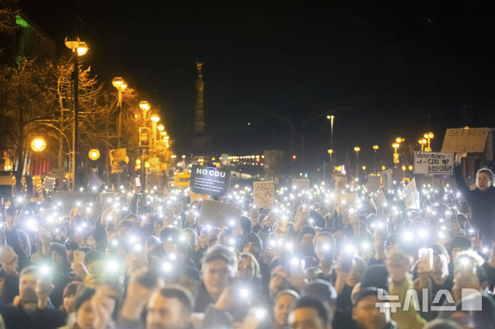 [베를린=AP/뉴시스] 지난달 30일(현지 시간) 독일 베를린에서 시위대가 제1야당인 기독교민주연합(CDU) 당사 앞에 모여 전날 CDU가 극우 정당인 '독일을 위한 대안'(AfD)과 협력해 이민 정책 강화 결의안을 통과한 것에 항의하고 있다. 시위대는 정통 보수 세력인 CDU가 원칙을 버리고 AfD와 손잡은 것을 비난하는 목소리를 높였다. 독일 원내 정당들은 AfD와는 절대 협력하지 않는다는 암묵적 원칙을 지켜온 것으로 알려졌다. 2025.02.01.