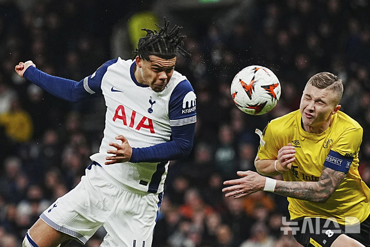 [런던=AP/뉴시스]헤더 선제골을 터트린 토트넘 스칼릿. 2025.01.30.