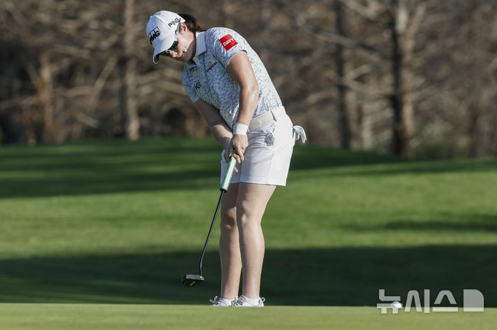 [올랜도=AP/뉴시스] 30일(현지 시간) 미 플로리다주 올랜도의 레이크 노나 GC에서 열린 미국여자프로골프(LPGA) 투어 힐튼 그랜드 베케이션스 토너먼트 오브 챔피언스 1라운드 9번홀에서 레오나 맥과이어가 퍼팅을 하고 있다. 2025.01.31.