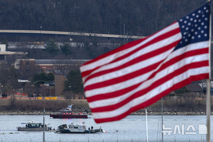 [알링턴=AP/뉴시스] 30일 오전(현지 시간) 미 워싱턴DC 로널드 레이건 공항 인근 포토맥강에서 구조대가 여객기 추락 현장을 수색하고 있다. 전날 오후 아메리칸항공 산하 PSA항공 여객기가 이 공항에 착륙을 시도하다가 훈련 중이던 미 육군의 블랙호크 헬기와 충돌 후 추락해 여객기 탑승자 64명 헬기 탑승자 3명 전원이 사망한 것으로 알려졌다. 2025.01.31.