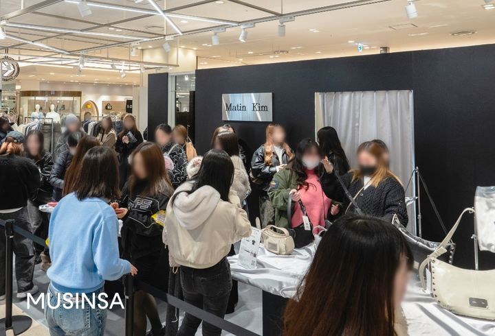 [서울=뉴시스]무신사가 일본에서 공식 유통하는 패션 브랜드 '마뗑킴(Matin Kim)'이 올해 첫 팝업 스토어를 성황리에 진행했다고 31일 밝혔다. (사진=무신사 제공) *재판매 및 DB 금지