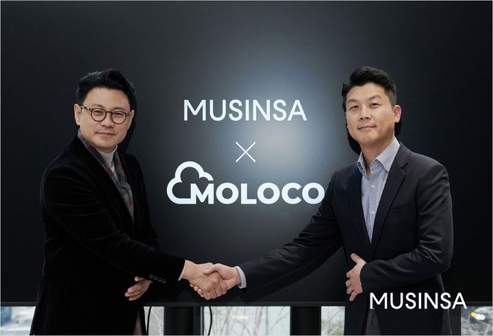 [서울=뉴시스] 서울 성수동 무신사 N1에서 열린 업무협약식에서 기념 사진을 촬영하고 있는 전준희 무신사 테크 부문장(왼쪽)과 김이영 몰로코 아태지역 부사장 (사진=무신사 제공) *재판매 및 DB 금지