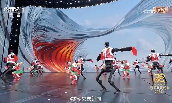 [서울=뉴시스]중국 국영 중앙(CC)TV 설특집 종합 쇼 프로그램인 '춘완(春會)'에서 휴머노이드 로봇이 군무를 선보여 화제가 되고 있다. 지난 29일 CCTV에서 방영된 춘완에서 휴머노이드 로봇이 사람과 함께 댄스를 추는 공연을 선보이는 모습. <사진출처: 중국 CCTV 캡쳐> 2025.01.31 