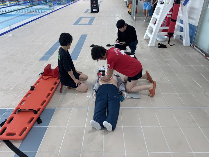 [울산=뉴시스] 울산 울주군시설관리공단(이사장 최인식) 울주종합체육센터는 센터 내 1층 수영장에서 직원과 이용 고객을 대상으로 응급상황 모의 훈련을 했다고 31일 밝혔다. (사진= 울주시설관리공단 제공) 2025.01.31.photo@newsis.com *재판매 및 DB 금지