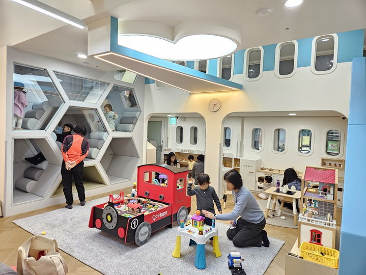 [서울=뉴시스] 수서점 자유놀이실에서 놀이를 즐기는 아이들. 2025.01.31. (사진=강남구 제공) *재판매 및 DB 금지