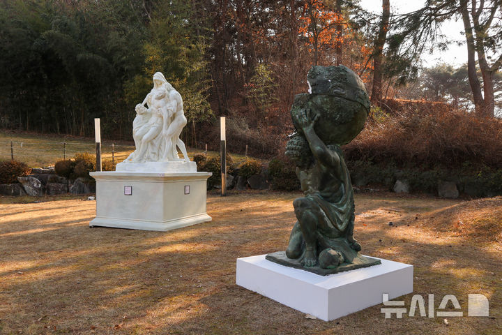 [김해=뉴시스] 영화 '히트맨2' 촬영 클레이아크김해미술관 포토존 조성. (사진=클레이아크김해미술관 제공) 2025.01.31. photo@newsis.com 