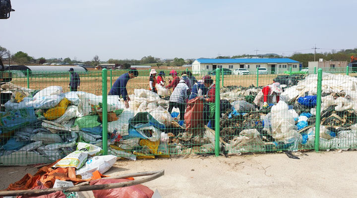 [당진=뉴시스] 당진 농민들이 지난해 7월 지역 내 한 폐비닐 수거 현장에서 등급 선별 작업을 하고 있다. (사진=당진시 제공) 2025.01.31. photo@newsis.com *재판매 및 DB 금지