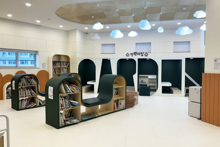 [광주=뉴시스] 아이들이 편하게 뒹굴며 책을 볼 수 있는 광주 동구 구립도서관 책정원 유아·어린이 자료실 '정원이집' 모습. (사진 = 광주 동구 제공) photo@newsis.com *재판매 및 DB 금지