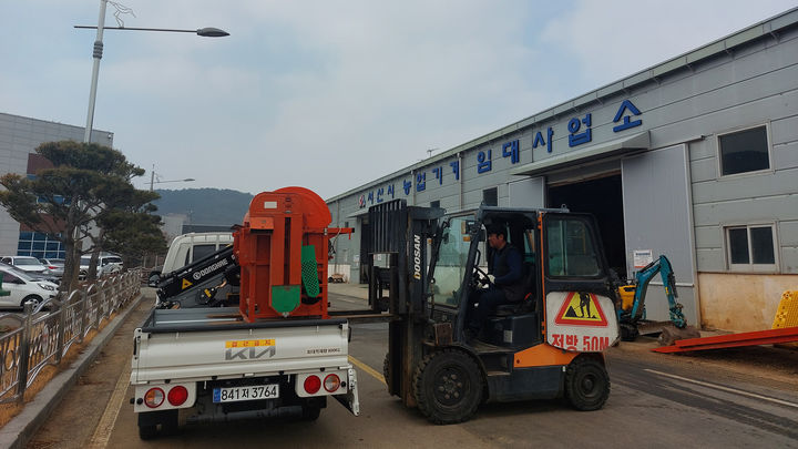 [서산=뉴시스] 사진은 서산시농업기계임대사업소 직원이 지난 1월 20일 지게차를 이용해 콩탈곡기를 지역 농업인 트럭에 실어주고 있는 모습. (사진=서산시 제공) *재판매 및 DB 금지