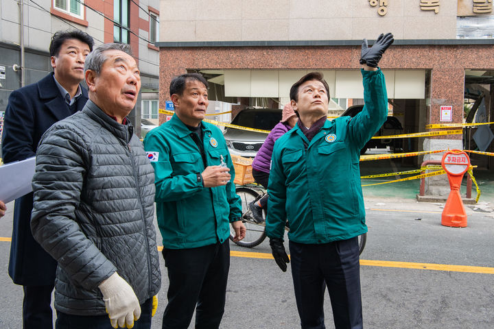 [진주=뉴시스]조규일 진주시장이 31일 상평동 빌라 가스폭발 사고현장을 점검하고 있다. (사진=진주시 제공) 2025.01.31. photo@newsis.com *재판매 및 DB 금지