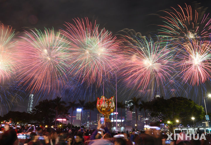 [홍콩=신화/뉴시스] 지난 1월 30일 홍콩의 빅토리아 항구에서 춘제(설날) 기념 불꽃놀이가 밤하늘을 수놓고 있다. 2025.07.02.