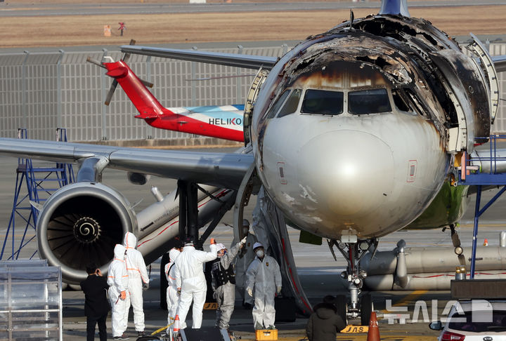 [부산=뉴시스] ﻿﻿최근 중국 항저우에서 출발한 홍콩항공 여객기 기내 선반에 보관돼 있던 보조배터리에서 불이 난 사건이 발생한 가운데 홍콩 항공 당국이 보조배터리에 대한 규제를 강화하기로 했다. 사진은 국토교통부 항공철도사고조사위원회와 프랑스 항공사고조사위원회가 지난 1월 31일 김해국제공항 에어부산 항공기 화재현장에서 합동감식을 진행 중인 모습. 2025.03.25