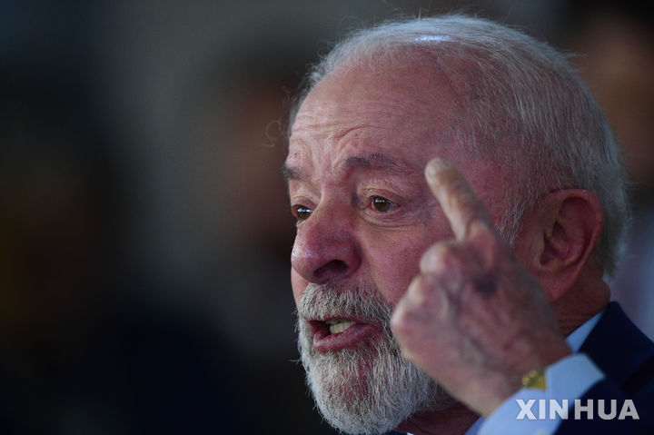 [브라질리아=신화/뉴시스] 루이스 이나시우 룰라 다시우바 브라질 대통령은 우크라이나 전쟁에 관해 러시아와 서방 양측을 비판하며 "러시아와 우크라이나간 협상을 지원할 준비가 됐다"고 말했다. 사진은 룰라 대통령이 지난 1월30일(현지 시간) 브라질리아의 대통령궁에서 기자회견을 하는 모습. 2025.01.31. 