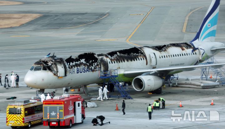 [부산=뉴시스] 하경민 기자 = 국토교통부 항공철도사고조사위원회와 프랑스 항공사고조사위원회가 31일 오전 부산 강서구 김해국제공항 에어부산 항공기 화재현장에서 합동감식 등 조사 일정을 결정하기 위한 사고기 위험관리평가를 하고 있다.&nbsp;&nbsp; 이 화재는 지난 28일 오후 10시26분께 김해국제공항 계류장에 있던 홍콩행 에어부산 BX391편 항공기(기종 A321) 후미 선반에서 발생해 약 1시간 만에 진화됐다. 불이 나자 승객 170명(탑승정비사 1명 포함), 승무원 6명 등 총 176명 전원이 무사히 탈출했다. 2025.01.31. yulnetphoto@newsis.com