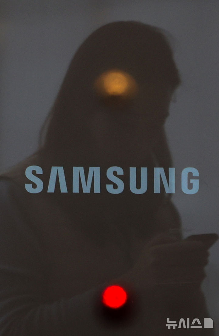 [서울=뉴시스] 김선웅 기자 = 서울 서초구 삼성전자 서초사옥에서 직원들이 오가고 있다. 2025.01.31. mangusta@newsis.com