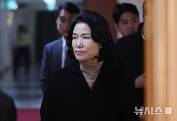 [서울=뉴시스] 최진석 기자 = 이진숙 방송통신위원장이 31일 서울 세종로 정부서울청사에서 열린 국무회의에 참석하고 있다. (대통령실통신사진기자단) 2025.01.31. myjs@newsis.com