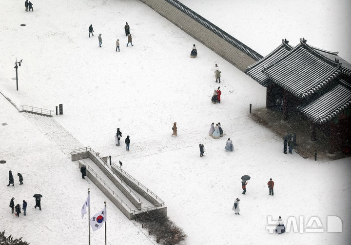 [서울=뉴시스] 최진석 기자 = 서울 경복궁 일대가 눈으로 덮여 있다. 2025.01.31. myjs@newsis.com