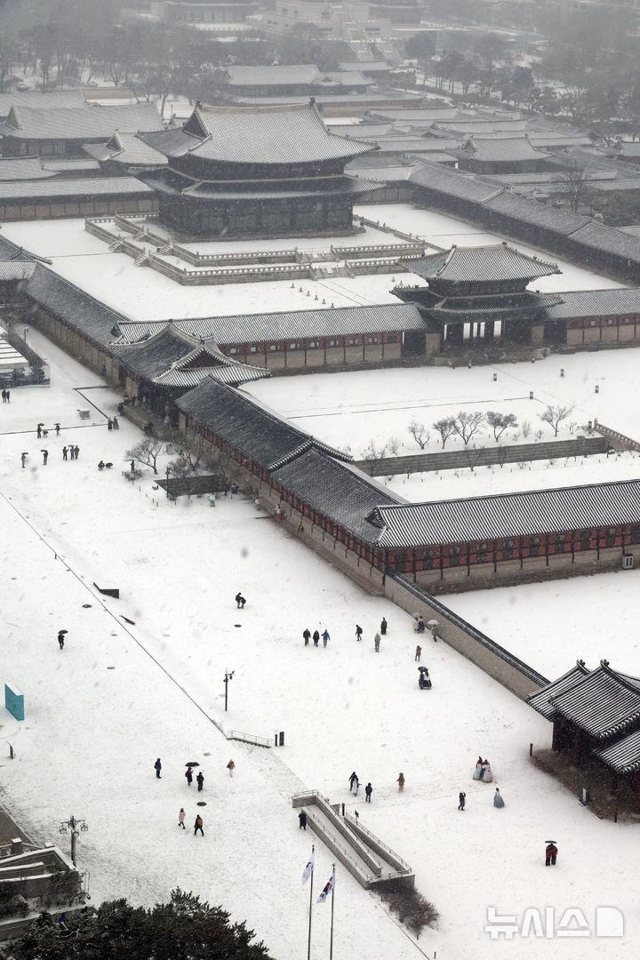 [서울=뉴시스] 최진석 기자 = 서울을 비롯한 수도권 곳곳에 눈이 내리던 지난달 31일 서울 경복궁 일대가 눈으로 덮여 있다. 2025.01.31. myjs@newsis.com