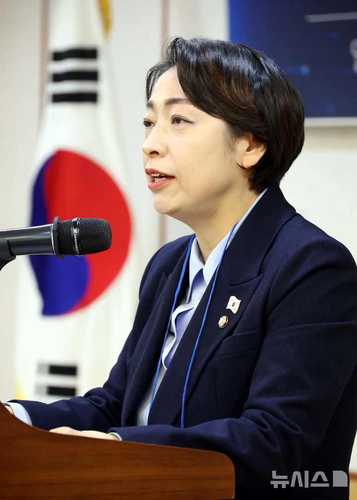 [서울=뉴시스] 조성봉 기자= 황정아 더불어민주당 과학기술혁신특위 위원장이 31일 오후 서울 여의도 국회 의원회관 세미나실에서 열린 더불어민주당 과학기술혁신특위 비전 선포 및 발대식에서 인사말을 하고 있다. 2025.01.31. suncho21@newsis.com