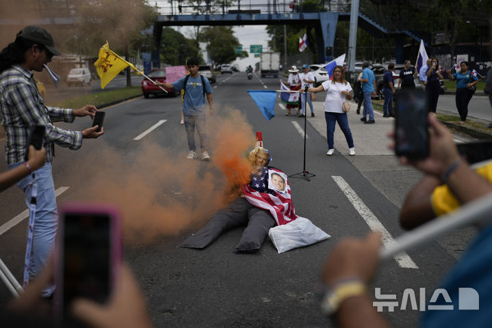 [파나마시티=AP/뉴시스] 지난달 31일(현지 시간) 파나마 수도 파나마시티에서 시위대가 마코 루비오 미국 국무장관의 파나마 방문을 반대하며 그의 사진이 붙은 도널드 트럼프 미국 대통령 형상의 인형을 불태우고 있다. 루비오 국무장관은 취임 후 첫 방문국으로 파나마를 찾는다. 2025.02.01.