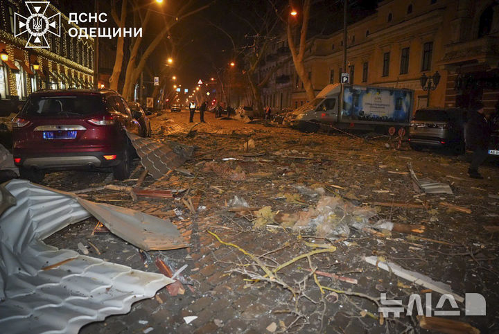 [오데사=AP/뉴시스] 러시아군이 19일(현지 시간) 우크라이나 남부 오데사를 공습했다고 우크라이나 현지 언론이 보도했다. 사진은 지난달 31일 우크라이나 오데사의 역사 지구 거리가 러시아의 로켓 공격으로 파편과 잔해로 뒤덮인 모습. 2025.02.01.