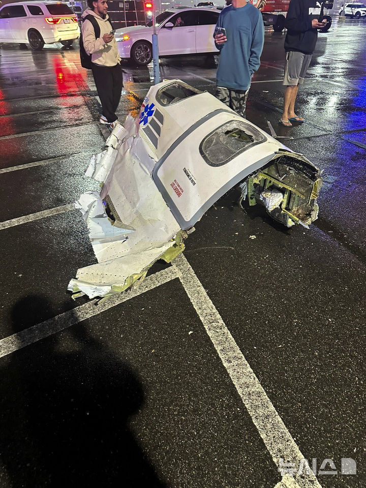 [필라델피아=AP/뉴시스]지난달 31일(현지시각) 미 필라델피아에 추락한 경비행기의 파편. 2025.2.1