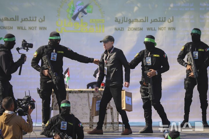 [가자시티=AP/뉴시스]팔레스타인 무장정파 하마스의 인질로 붙잡혀 있던 미국계 이스라엘인 키스 시걸(65)이 1일(현지시각) 가자지구 북부 가자시티에서 적십자사에 인계되는 모습. 2025.2.1