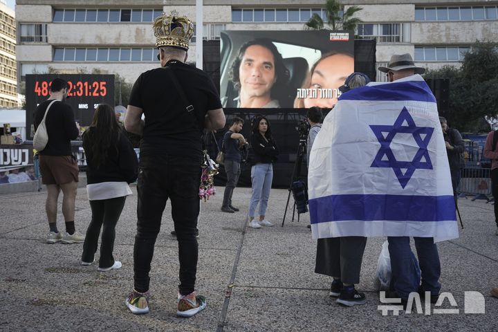 [텔아비브=AP/뉴시스] 팔레스타인 무장 정파 하마스가 5차 인질 석방자 명단을 이스라엘 측에 전달했다고 이스라엘 언론 타임오브이스라엘이 7일(현지 시간) 보도했다. 사진은 지난 1일 이스라엘 텔아비브에서 시민들이 하마스에 억류됐던 이스라엘 인질 오페르 칼데론(54), 야르덴 비바스(35), 키스 시걸(65)이 석방되는 모습을 방송으로 지켜보는 모습. 2025.02.08. 