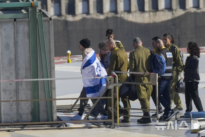 [텔아비브=AP/뉴시스]팔레스타인 무장정파 하마스가 인질로 붙잡았던 미국계 이스라엘인 키스 시걸(65)이 1일(현지 시간) 풀려난 후 이스라엘 텔아비브의 이칠로프 병원에 들어서고 있다. 2025.02.01.