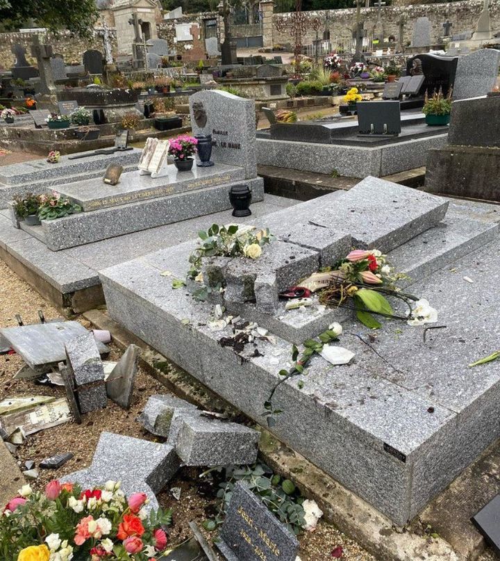 [서울=뉴시스] 장마리 르펜의 무덤이 훼손돼 묘비석이 깨져 나뒹굴고 있다. ‘장-마리 1928-2025’ 문구가 보인다.(출처: 장마리의 손녀 X(옛 트위터))2025.02.01. *재판매 및 DB 금지