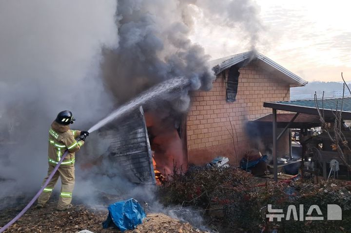 [경산=뉴시스] 송종욱 기자 = 31일 오전 8시13분 경산시 자인면 한 주택에서 불이나 100㎡ 샌드위치판넬조 1동을태워 6000만원의 재산피해가 났다. 사진은 불이 나자 소방대원들이 끄는 모습. (사진=경북소방본부 제공) 2025.02.01. photo@newsis.com