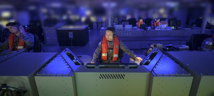 [제주=뉴시스] 2월 1일 정조대왕함 함장(대령 조완희)이 전투지휘실(CCC)에서 탄도미사일 방어작전 및 대잠수함작전 절차 훈련을 지휘하고 있다. (사진=해군 제공) 2025.02.02. photo@newsis.com *재판매 및 DB 금지