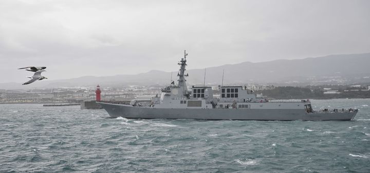 [제주=뉴시스] 해군기동함대사령부가 창설되는 2월 1일 이지스구축함 정조대왕함이 기동함대의 모항인 해군제주기지에 처음으로 입항하고 있다. (사진=해군 제공) 2025.02.02. photo@newsis.com *재판매 및 DB 금지