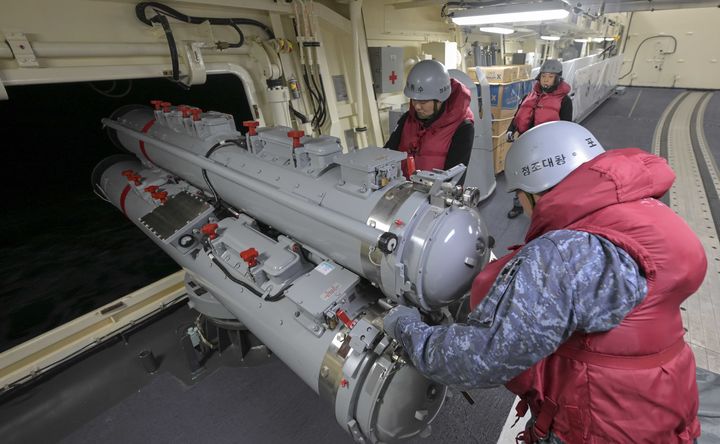 [제주=뉴시스] 정조대왕함 승조원들이 어뢰 발사 훈련을 실시하고 있다. (사진=해군 제공) 2025.02.02. photo@newsis.com *재판매 및 DB 금지