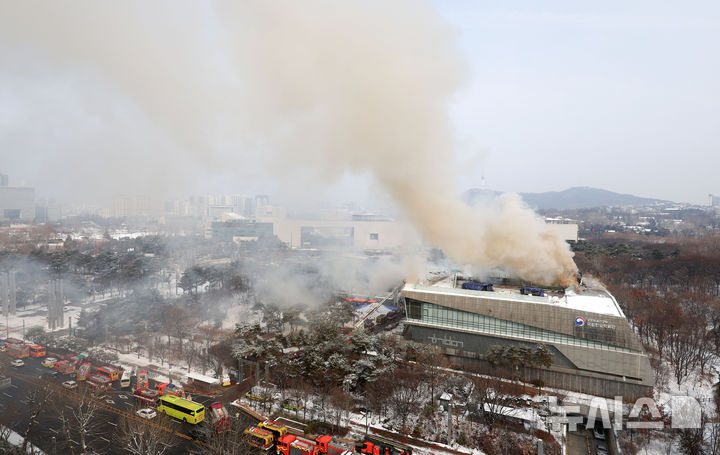 [서울=뉴시스] 김선웅 기자 = 1일 오전 서울 용산구 국립한글박물관 옥상에서 화재가 발생해 연기가 피어오르고 있다. 2025.02.01. mangusta@newsis.com