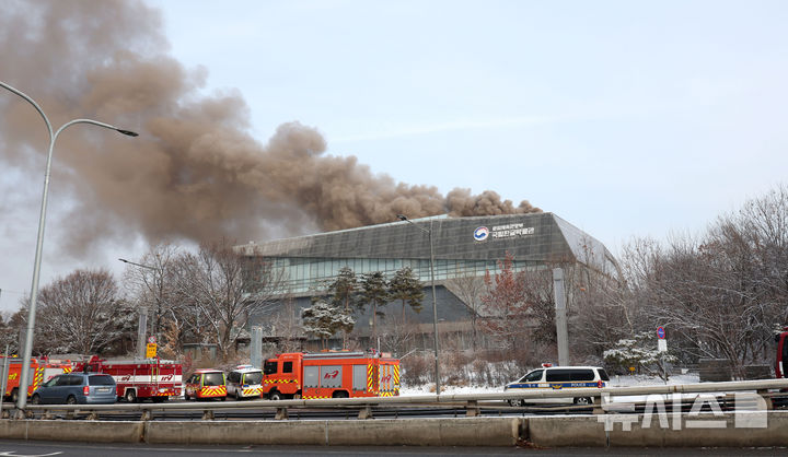 [서울=뉴시스] 김선웅 기자 = 1일 오전 서울 용산구 국립한글박물관 옥상에서 화재가 발생해 연기가 피어오르고 있다. 2025.02.01. mangusta@newsis.com