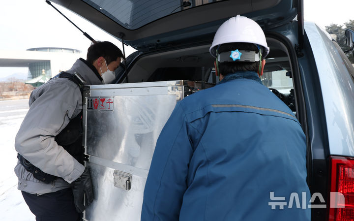 [서울=뉴시스] 김선웅 기자 = 1일 오전 서울 용산구 국립한글박물관 옥상에서 화재가 발생해 박물관 관계자들이 소장품을 인근 국립중앙박물관으로 이송하고 있다. 2025.02.01. mangusta@newsis.com