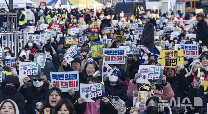[서울=뉴시스] 김근수 기자 = 윤석열 즉각퇴진 사회대개혁 비상행동 회원들이 1일 오후 서울 종로구 경복궁 인근에서 열린 비상행동 9차 범시민 집회에서 구호를 외치고 있다. 2025.02.01. ks@newsis.com