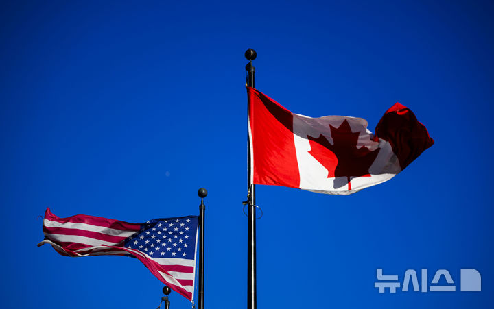 [워싱턴=AP/뉴시스]도널드 트럼프 미국 대통령이 캐나다와 멕시코, 중국에서 오는 모든 수입품에 관세를 부과하는 행정명령에 서명한 1일(현지 시간) 캐나다 오타와의 한 호텔 외부에 성조기와 캐나다 국기가 함께 걸려있는 모습. 2025.02.02.
