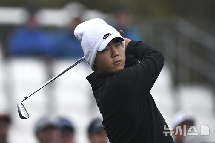 [페블비치=AP/뉴시스] 김주형이 1일(현지 시간) 미 캘리포니아주 페블비치에서 열린 미국프로골프(PGA) 투어 AT&T 페블비치 프로암 3라운드 17번 홀에서 티샷하고 있다. 김주형은 중간 합계 14언더파 202타로 선두와 2타 차 공동 4위를 기록했다. 2025.02.02.